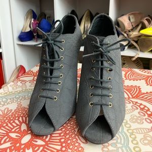 Colin Stuart booties Sz 6B